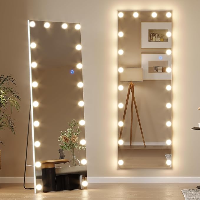 Großer LED Ganzkörperspiegel mit vielen Glühbirnen in weiß