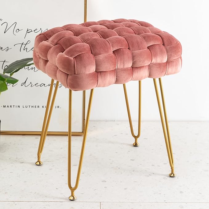 samt sitzbank aus rosa gepolstertem stoff und goldenen beinen