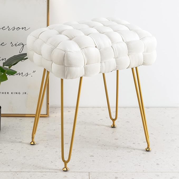 sitzbank mit weißem stoff und goldenen beinen