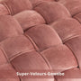 nahaufnahme vom sitzkissen aus uper velours gewebe in rosa